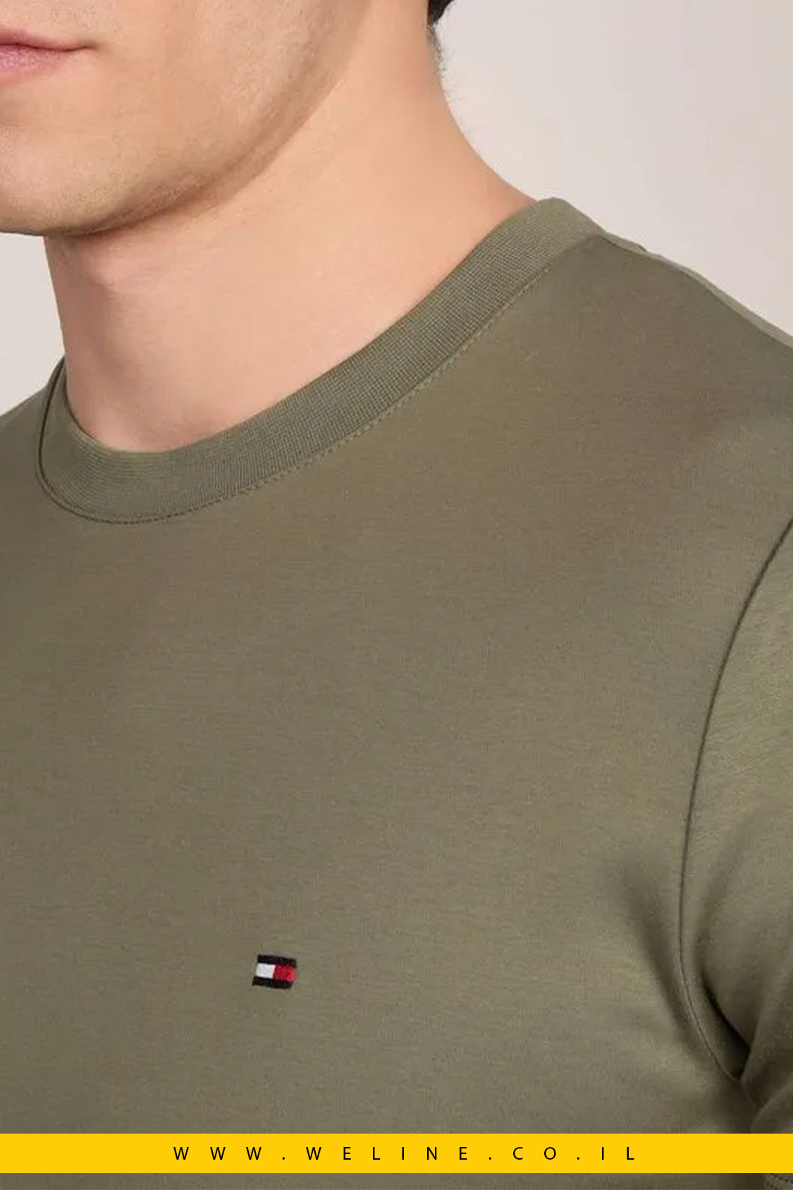 חולצת טי קלאסית לגברים Tommy Hilfiger עם לוגו רקום