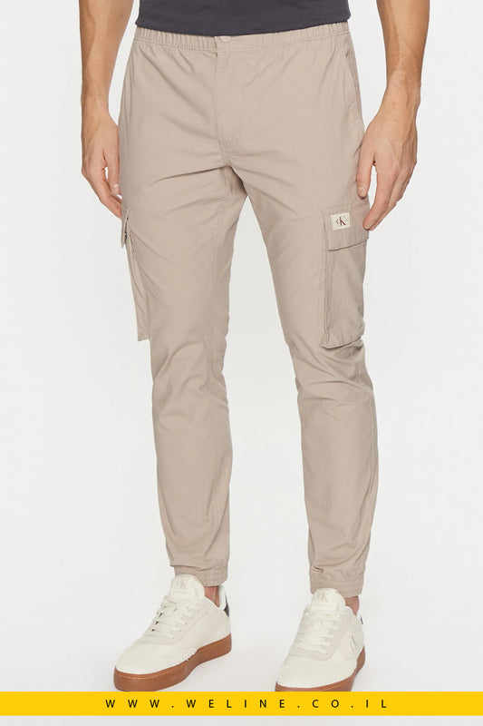 מכנסי ג'וגר סקיני לגברים Calvin Klein Jeans בצבע בז'