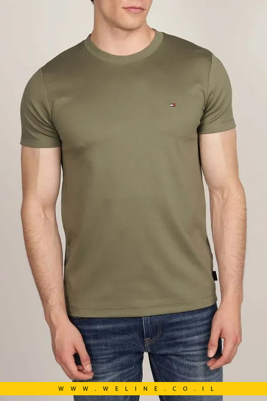 חולצת טי קלאסית לגברים Tommy Hilfiger עם לוגו רקום