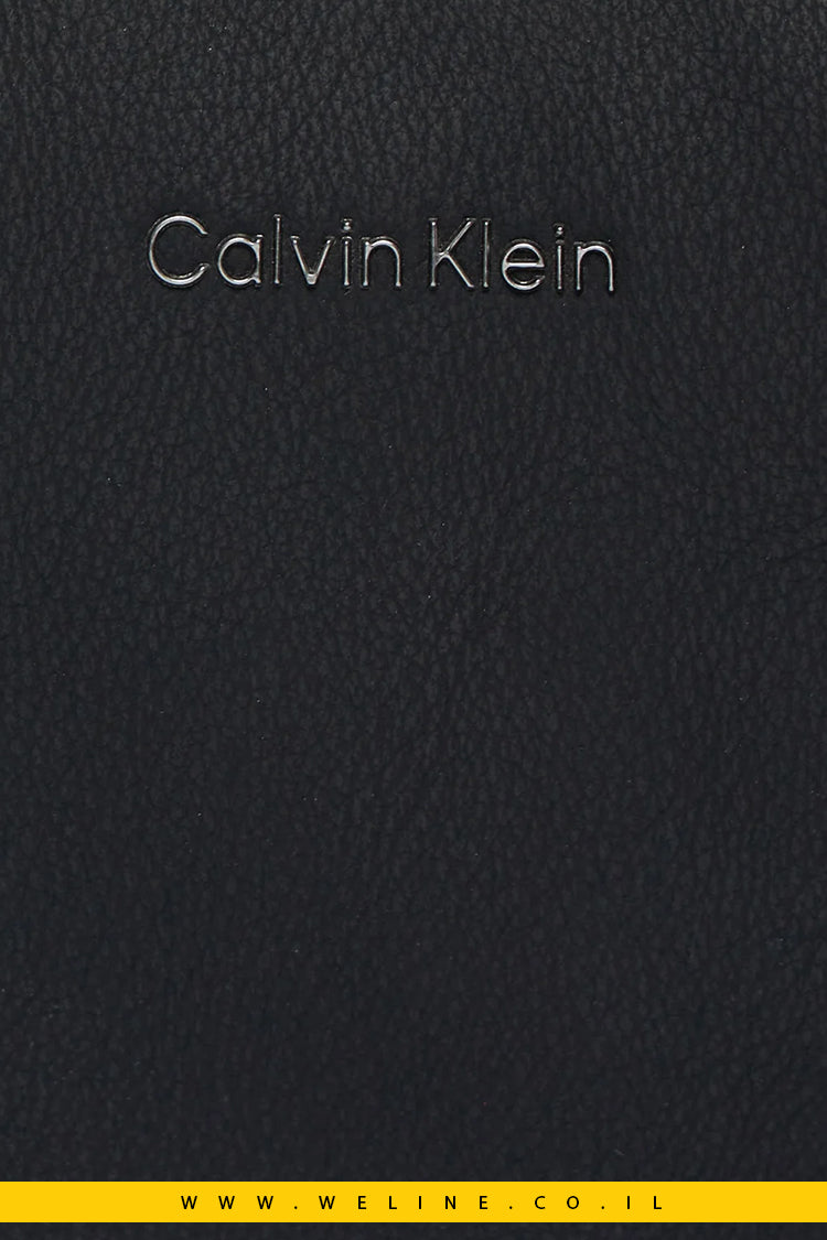 תיק צד קטן לנשים Calvin Klein Soft Crossbody בצבע שחור