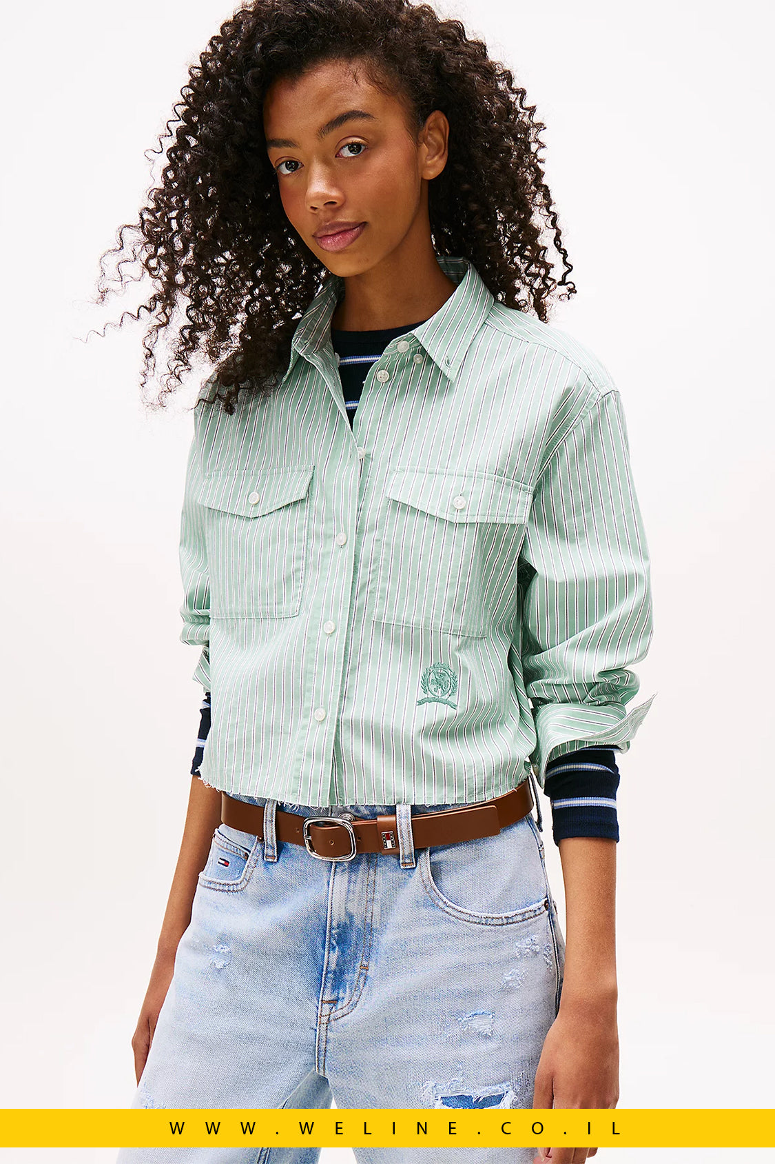 חולצת נשים Tommy Jeans Cropped עם רקמת סמל – כותנה
