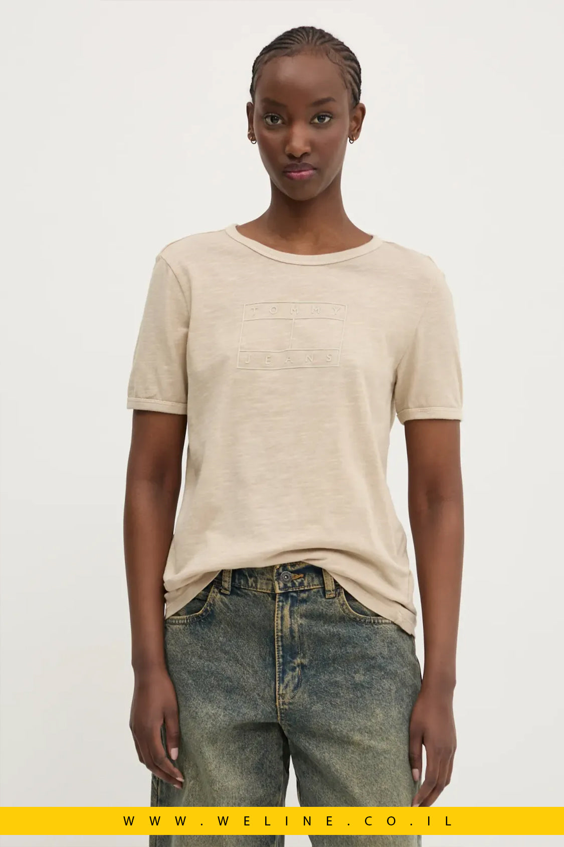 טי-שירט לנשים בצבע בז’ מבית Tommy Jeans