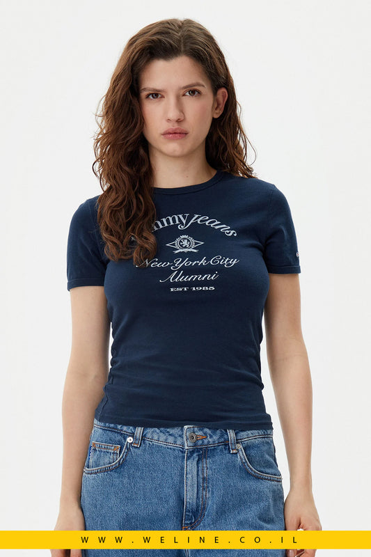 חולצת טי לנשים בגזרת Slim עם הדפס NYC מבית Tommy Jeans