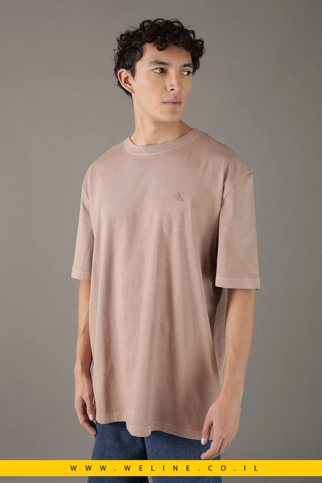 חולצת טי לגברים בצבע חום עם מונוגרמה – Calvin Klein