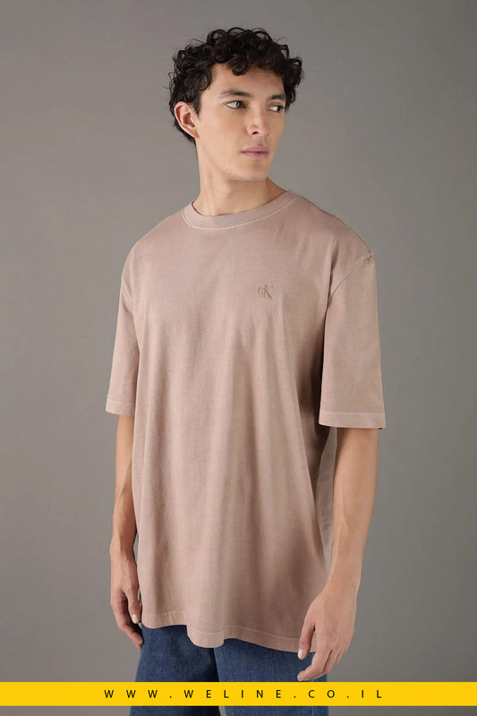 חולצת טי לגברים בצבע חום עם מונוגרמה – Calvin Klein