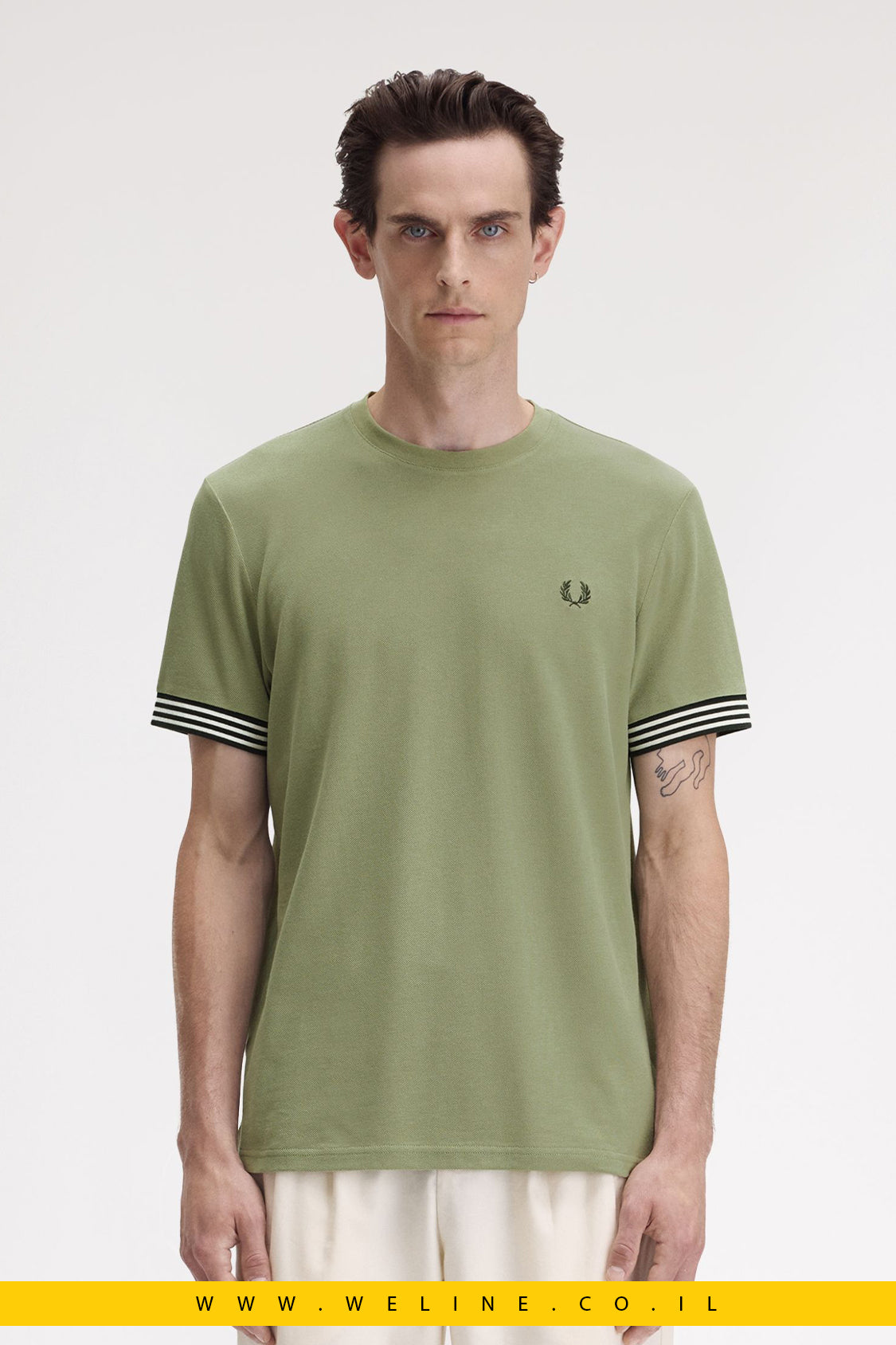 חולצת טי עם עיטורי פסים בשרוול – בצבע Olive Mint | Fred Perry