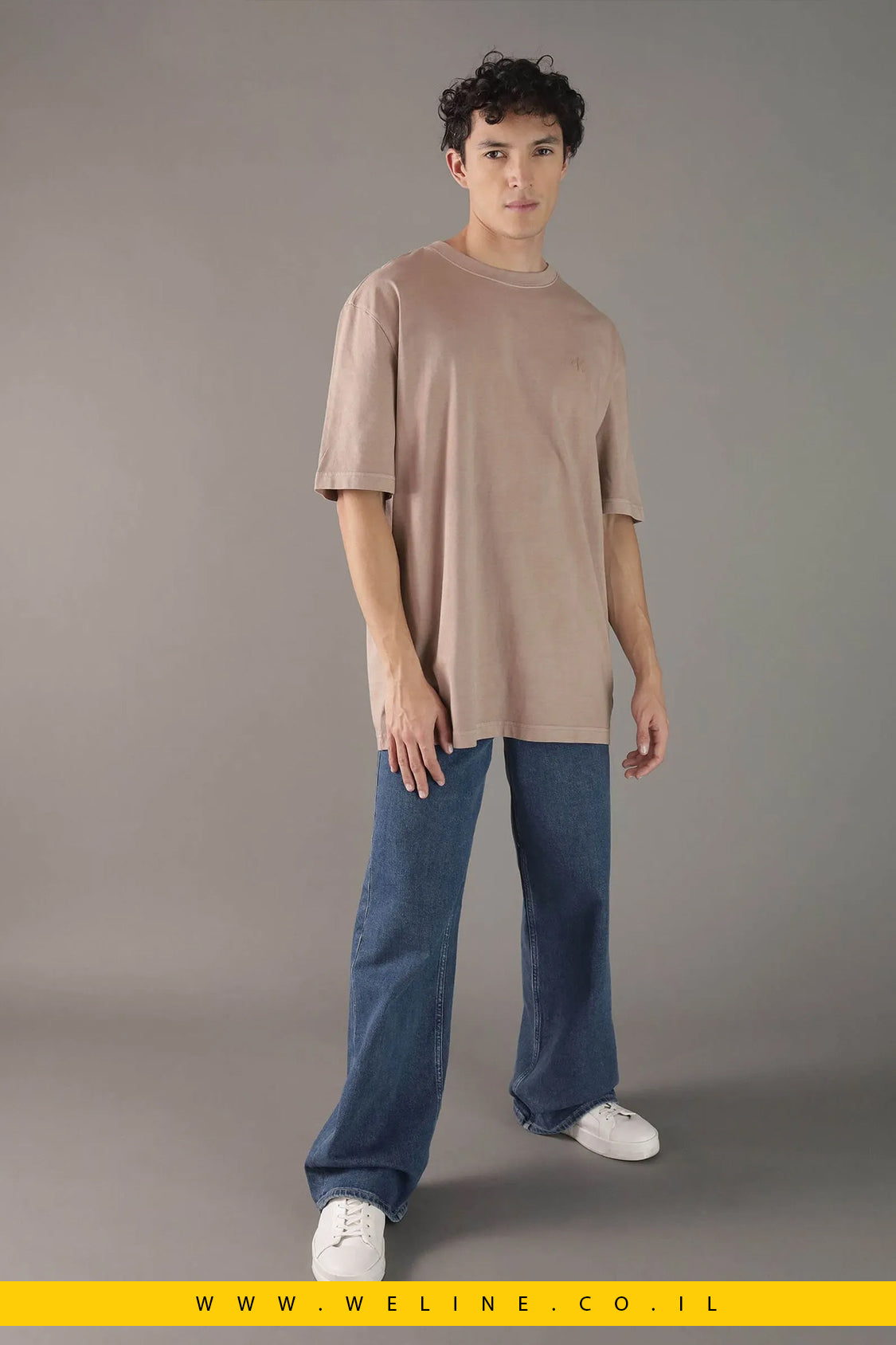 חולצת טי לגברים בצבע חום עם מונוגרמה – Calvin Klein