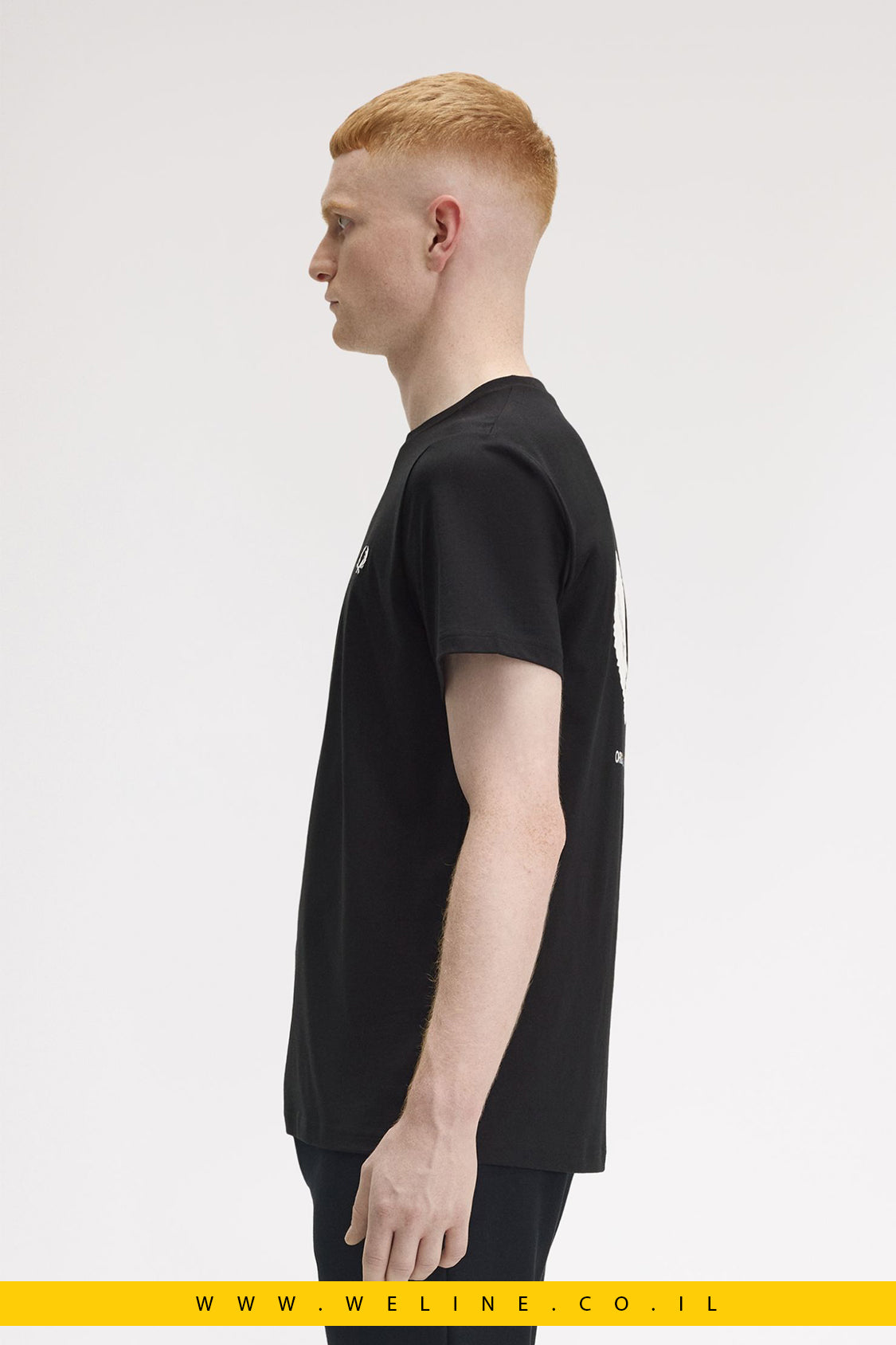 חולצת טי שחורה עם גרפיקה בהשראת טניס – Fred Perry