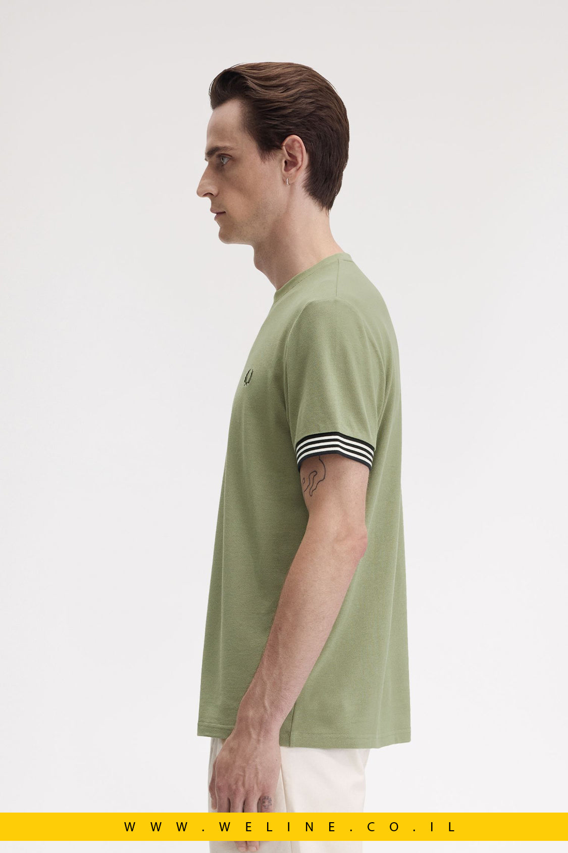 חולצת טי עם עיטורי פסים בשרוול – בצבע Olive Mint | Fred Perry