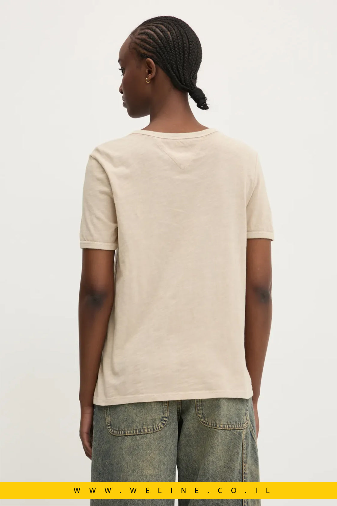 טי-שירט לנשים בצבע בז’ מבית Tommy Jeans