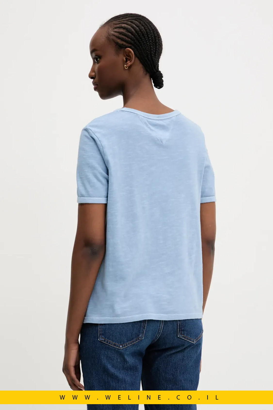 חולצת טי לנשים מבית Tommy Jeans