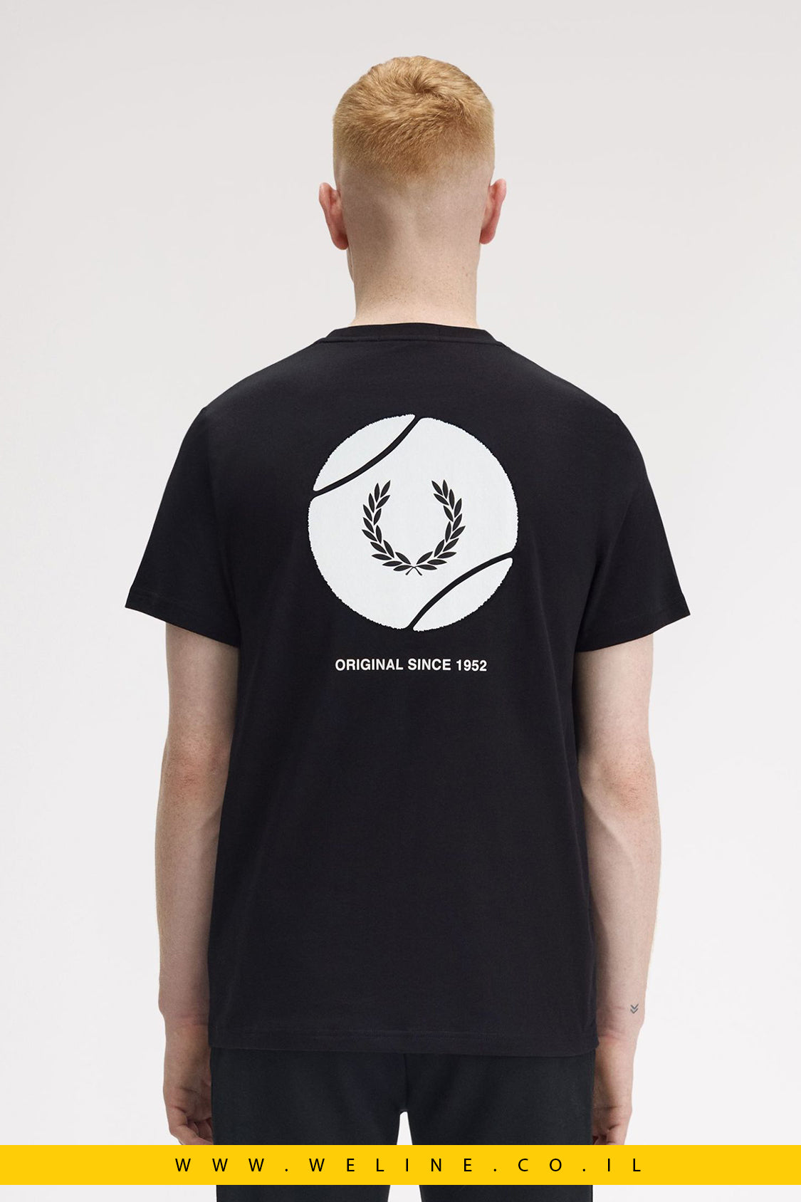 חולצת טי שחורה עם גרפיקה בהשראת טניס – Fred Perry