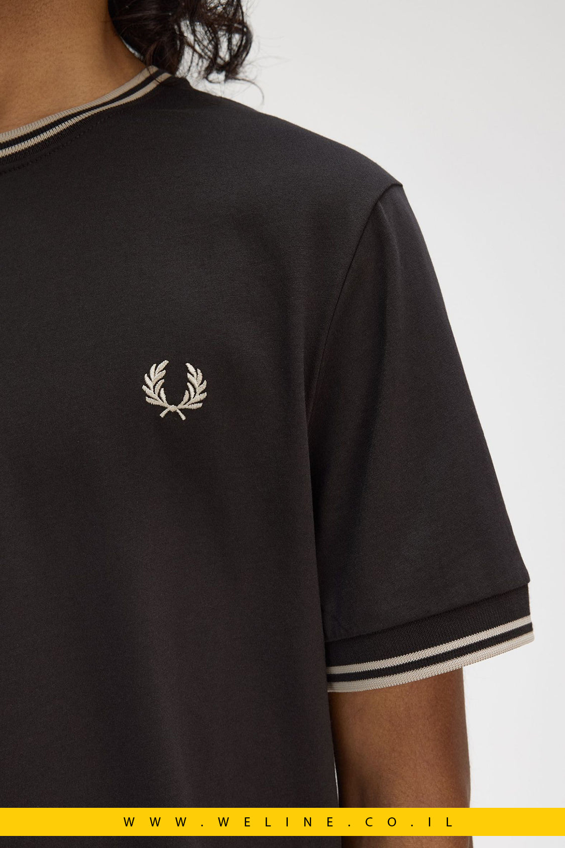 חולצת טי לגברים עם פס כפול – Fred Perry