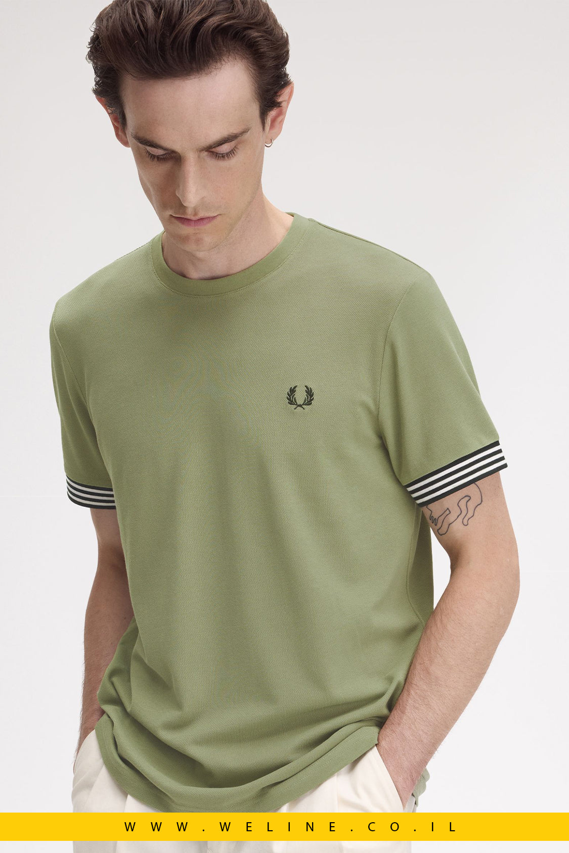 חולצת טי עם עיטורי פסים בשרוול – בצבע Olive Mint | Fred Perry