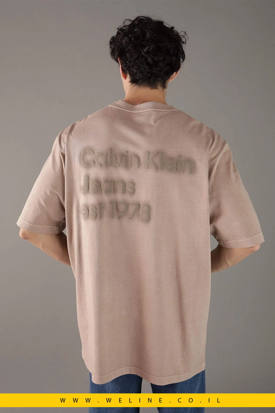 חולצת טי לגברים בצבע חום עם מונוגרמה – Calvin Klein