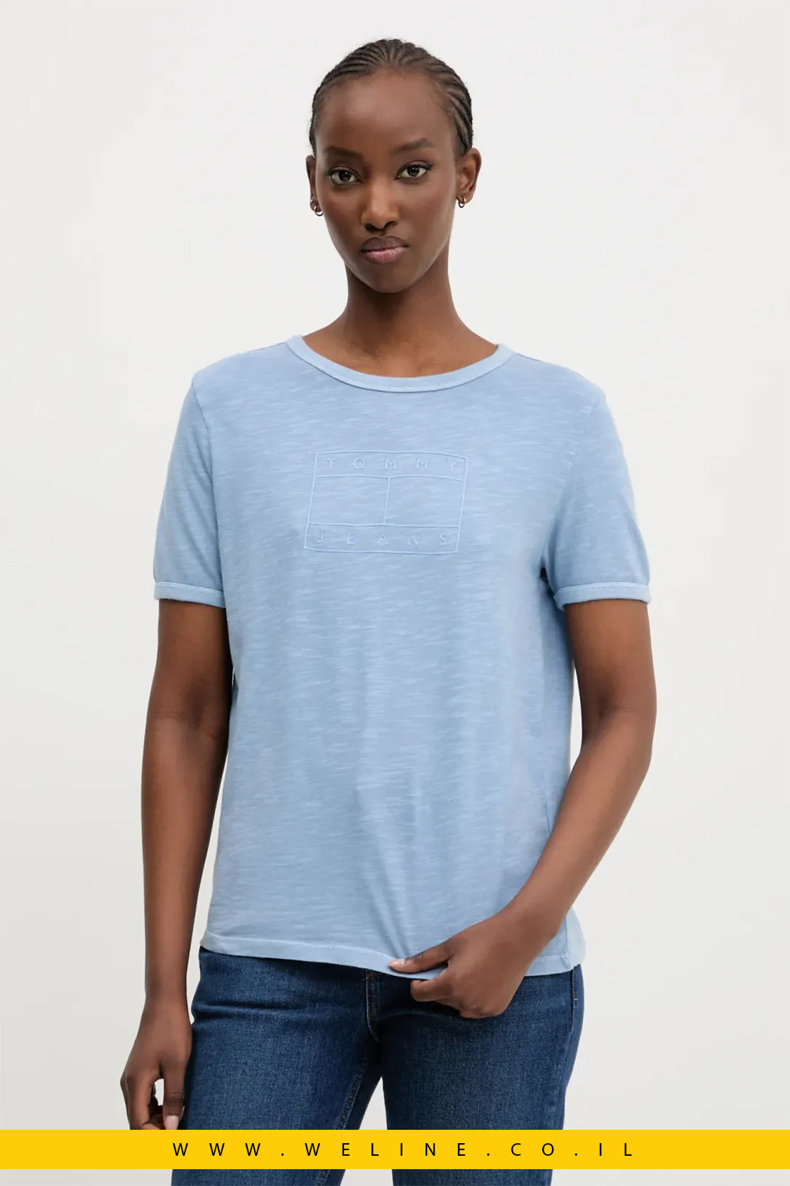 חולצת טי לנשים מבית Tommy Jeans