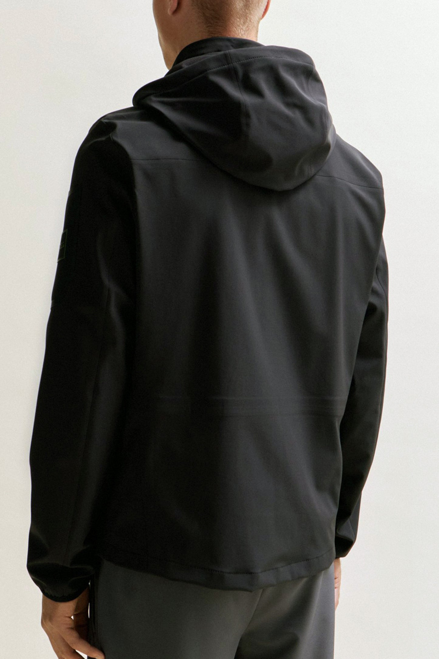 ג'קט דוחה מים בהתאמה רגילה עם ברדס נשלף