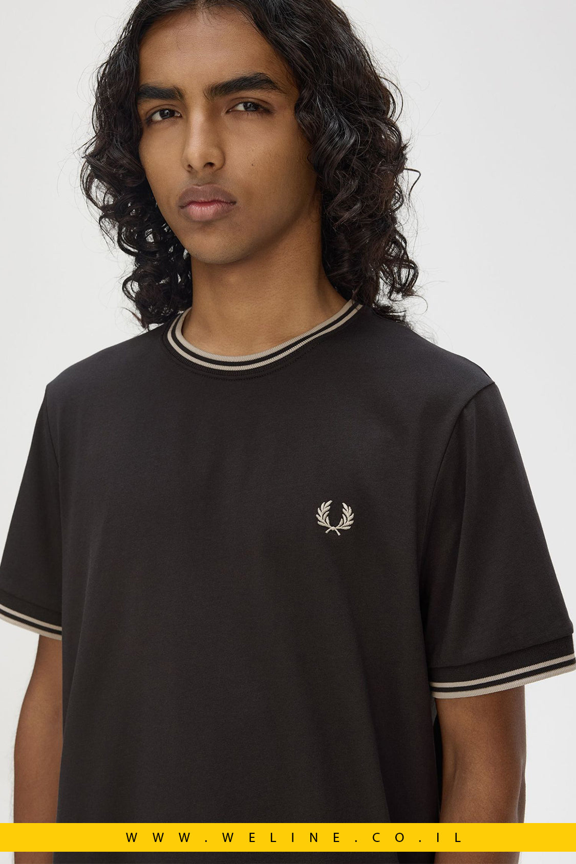 חולצת טי לגברים עם פס כפול – Fred Perry