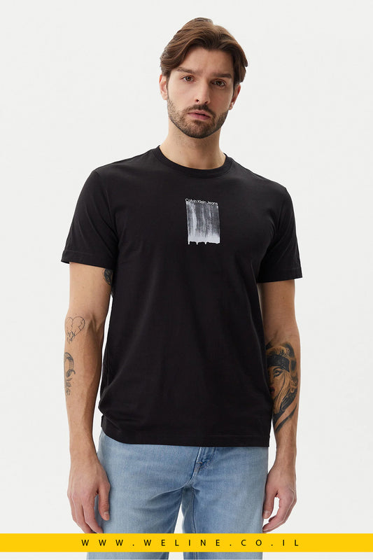חולצת טי לגברים Calvin Klein Jeans – דגם Brush Stroke בצבע שחור