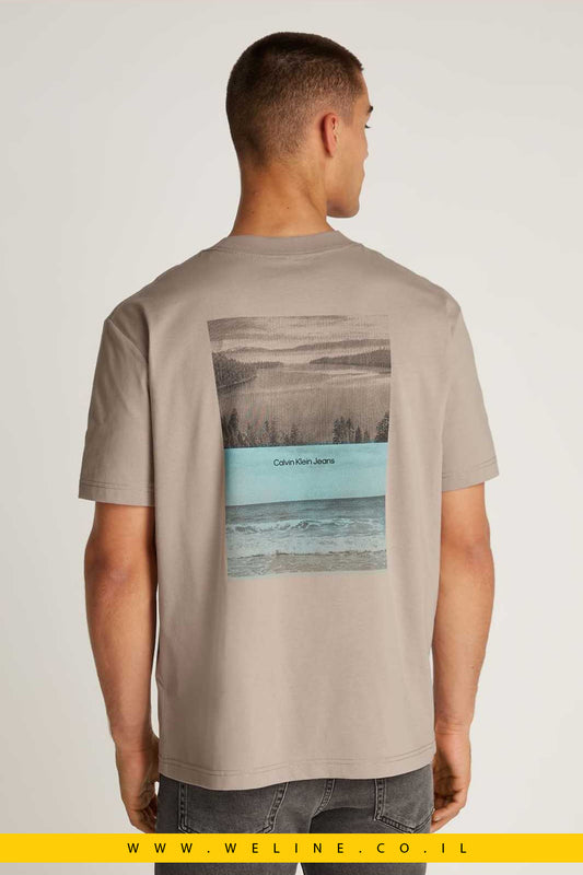 חולצת טי דו-גוונית עם הדפס נוף – Calvin Klein Jeans