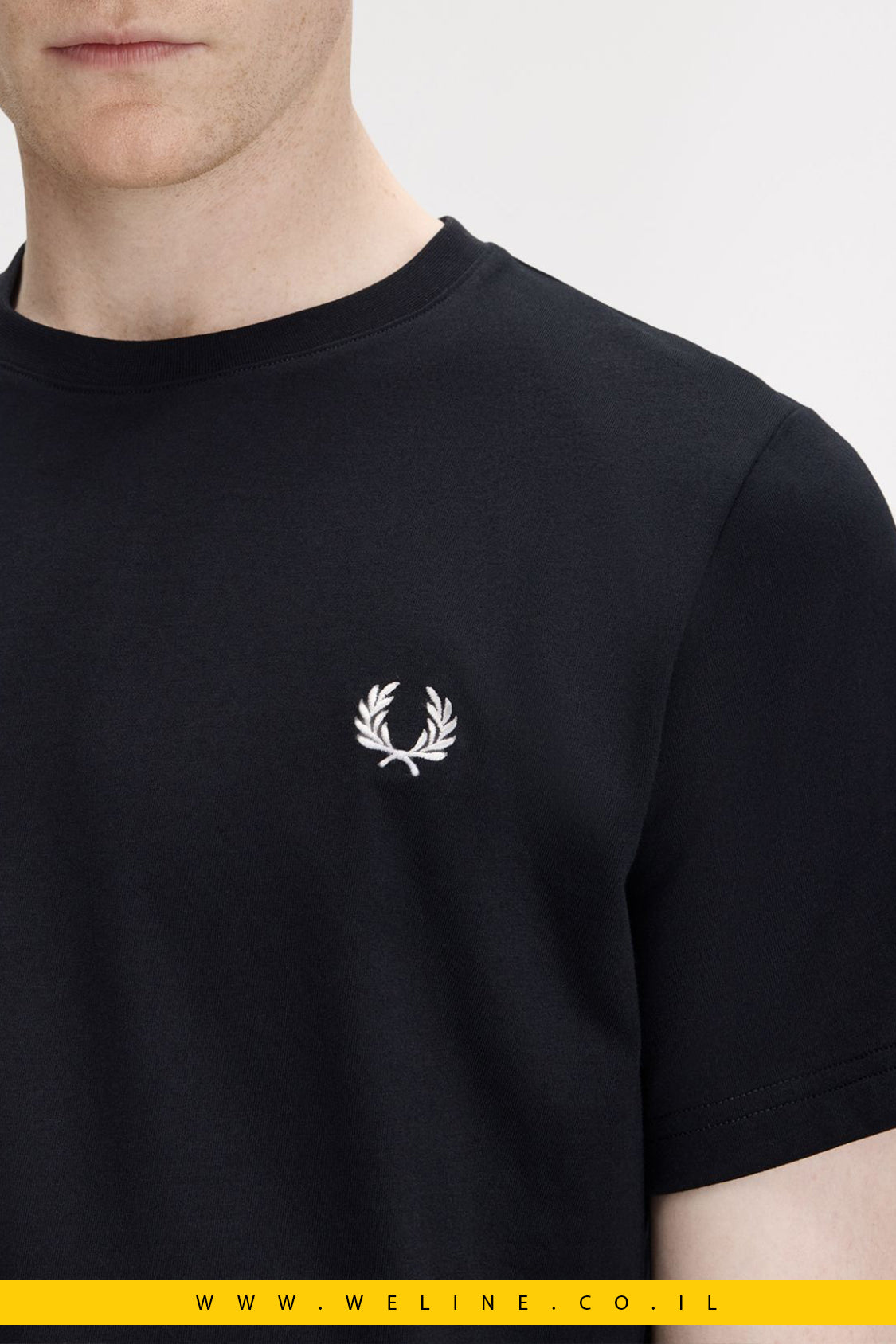 חולצת טי שחורה עם גרפיקה בהשראת טניס – Fred Perry