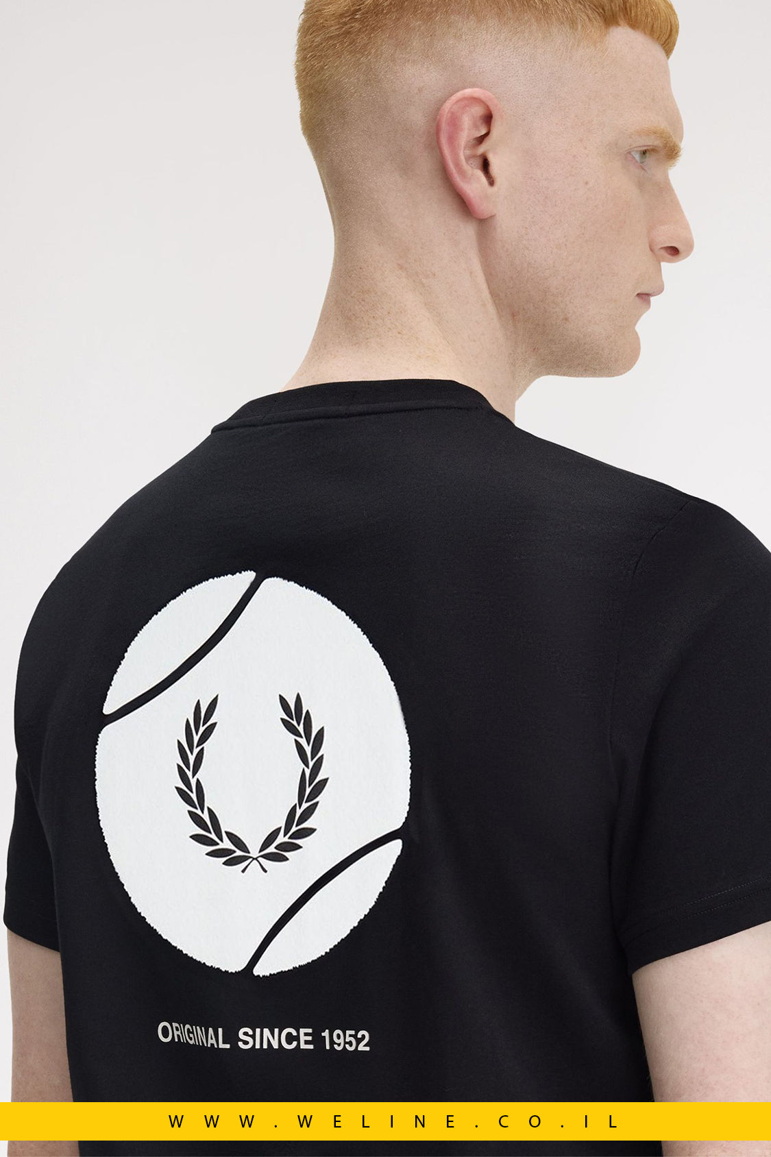 חולצת טי שחורה עם גרפיקה בהשראת טניס – Fred Perry