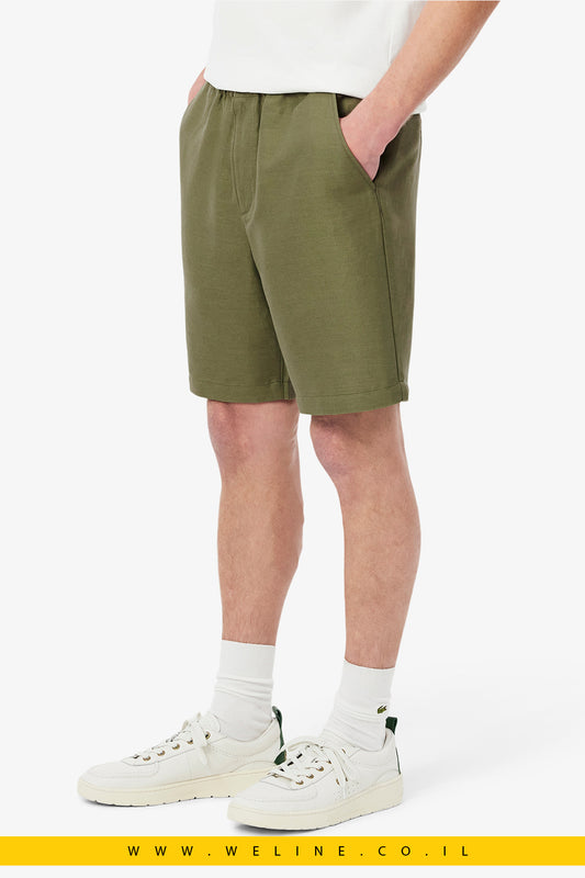 מכנסי ברמודה לגברים בגזרה רגילה מתערובת פשתן – בצבע ירוק מבית Lacoste
