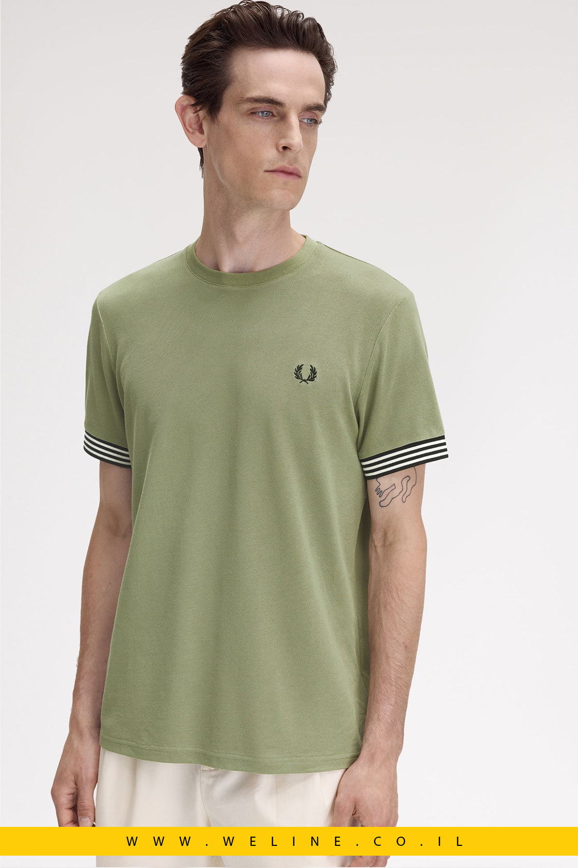 חולצת טי עם עיטורי פסים בשרוול – בצבע Olive Mint | Fred Perry
