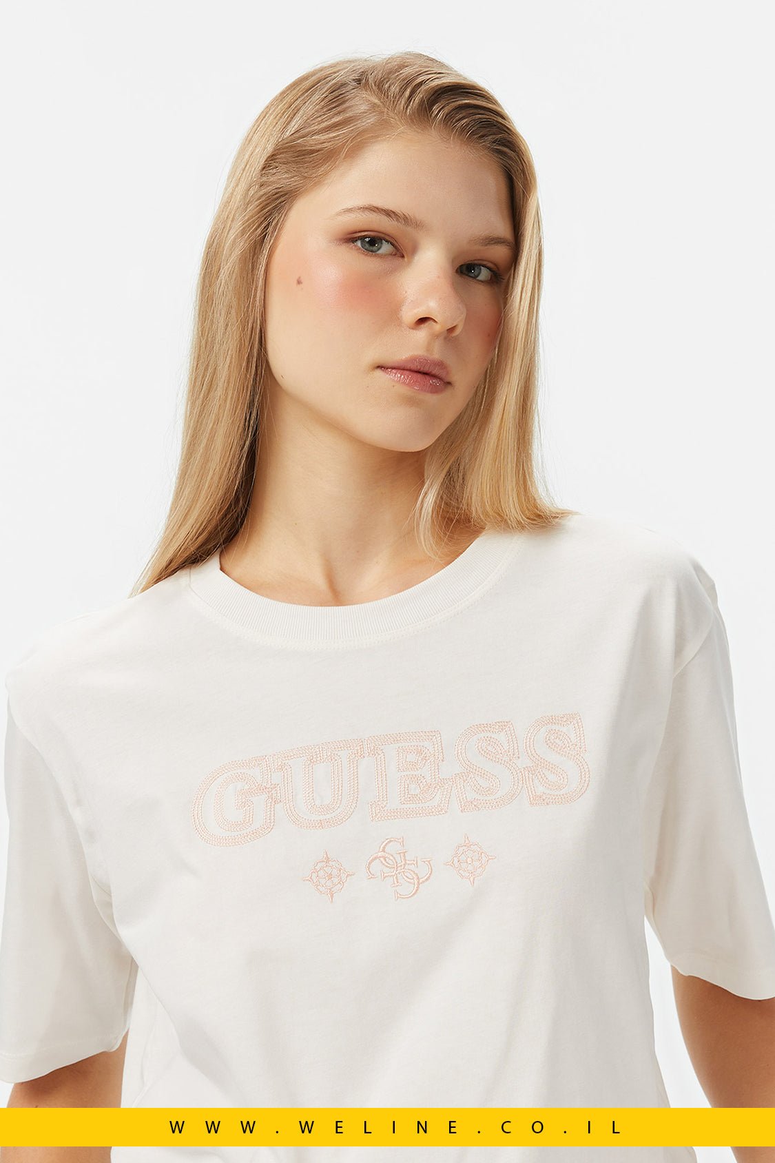 חולצת טי נשים Guess Gloria Boxy Fit – צבע לבן - WELINE.CO.IL