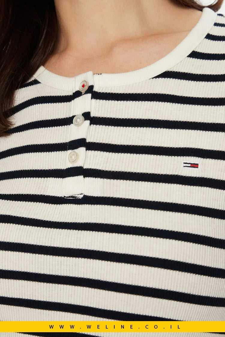 חולצת Tommy Jeans לנשים בצבע כחול כהה