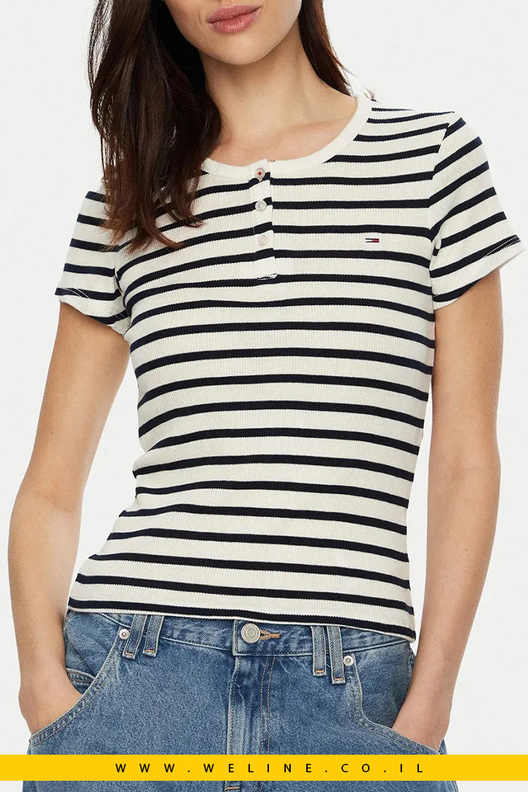 חולצת Tommy Jeans לנשים בצבע כחול כהה