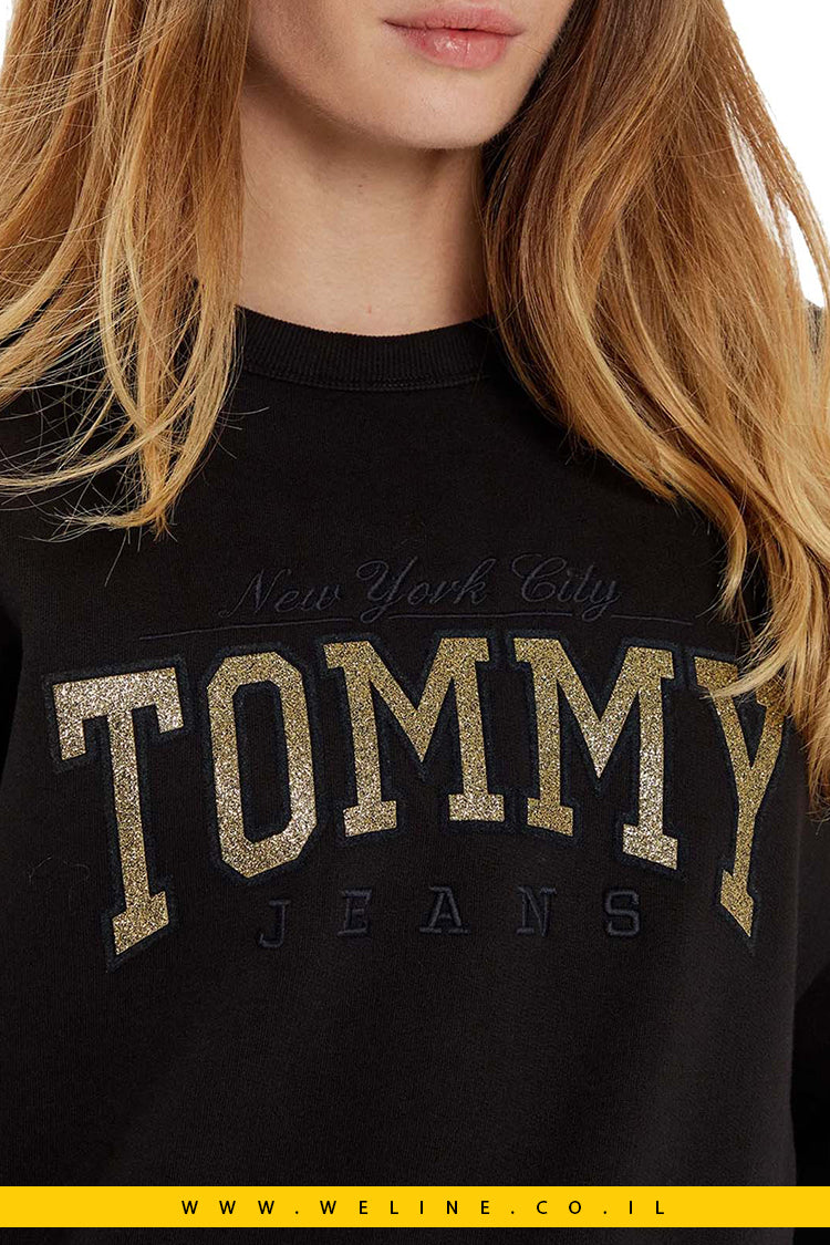 סווטשירט Tommy Jeans Nw Bxy Glitter Varsity Crew בצבע שחור