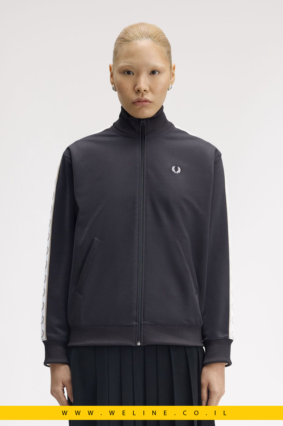 ג׳קט טרנינג עם פסי לוגו – Fred Perry Taped Track Jacket (אפור Anchor Grey)
