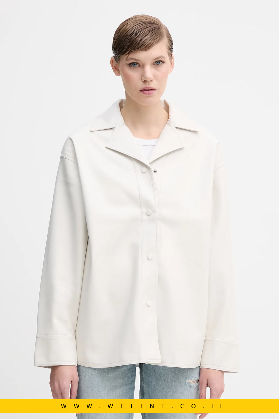 חולצת נשים Calvin Klein Jeans מבד דמוי עור – בז' בגזרת Loose Fit