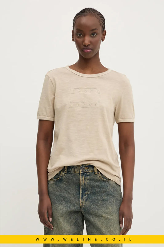 טי-שירט לנשים בצבע בז’ מבית Tommy Jeans