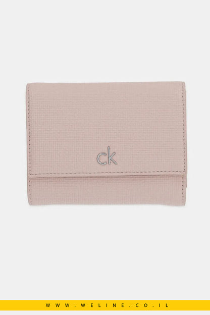 ארנק נשים בינוני Calvin Klein – דגם Daily Trifold בצבע ורוד Rose Dust