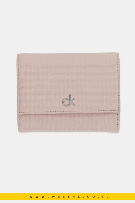 ארנק נשים בינוני Calvin Klein – דגם Daily Trifold בצבע ורוד Rose Dust