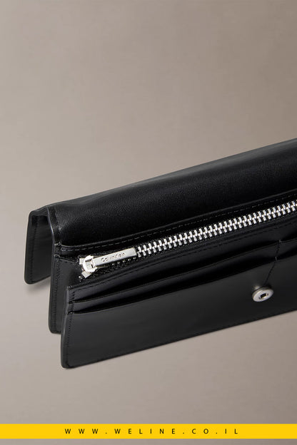 ארנק עור לנשים – Calvin Klein – Monogram Logo Emblem Bifold Wallet