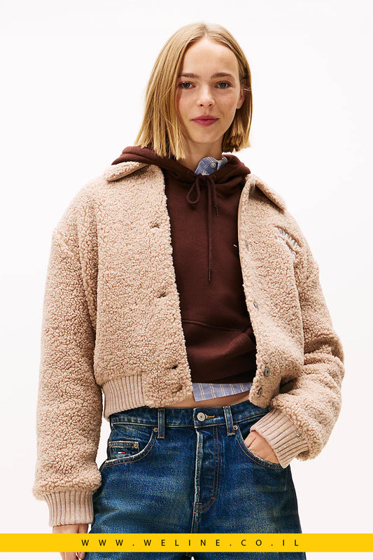 מעיל בומבר נשים Tommy Jeans Varsity Teddy – לוגו גב, גזרת Relaxed