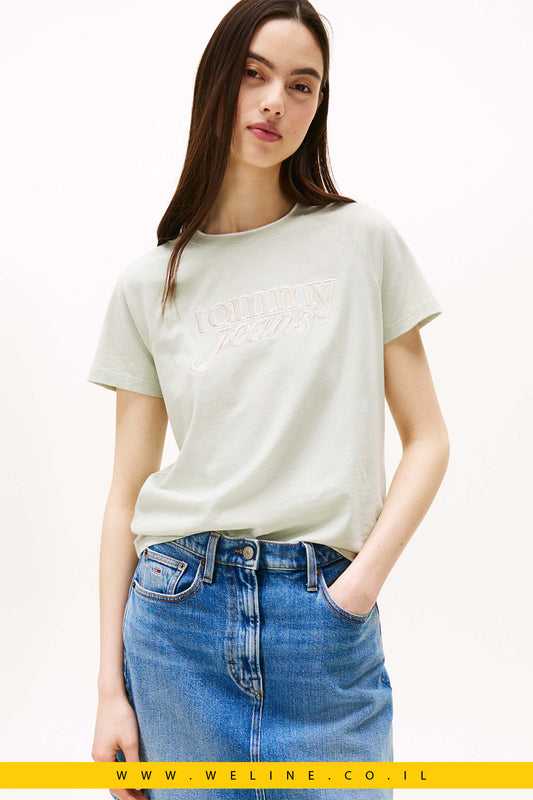 חולצת טי לנשים עם לוגו רקום בסגנון Script – Tommy Jeans