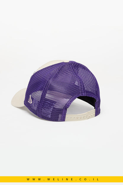 כובע רשת New Era Los Angeles Lakers NBA Script 9FORTY E-Frame Trucker – קרם/בז׳ | Snapback מתכוונן