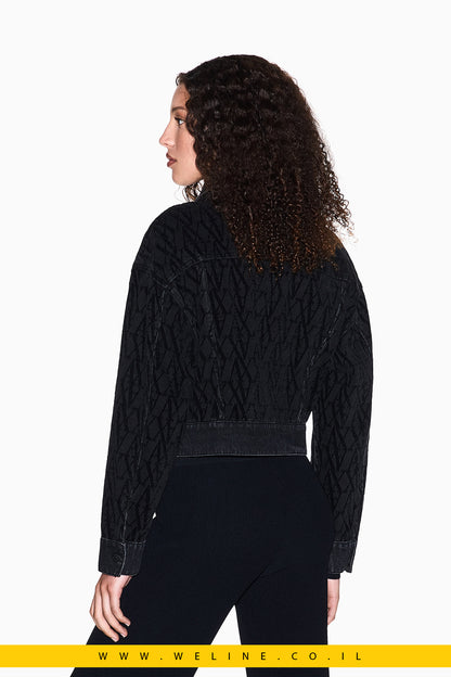 ג'קט ג'ינס armani-exchange שחור עם הדפס מונוגרמה All-Over – לוק אורבני מודרני בגזרה משוחררת