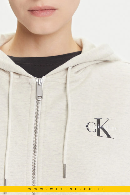 קפוצ'ון נשים Calvin Klein Jeans – דגם Monologo בצבע בז' מלנז' עם רוכסן