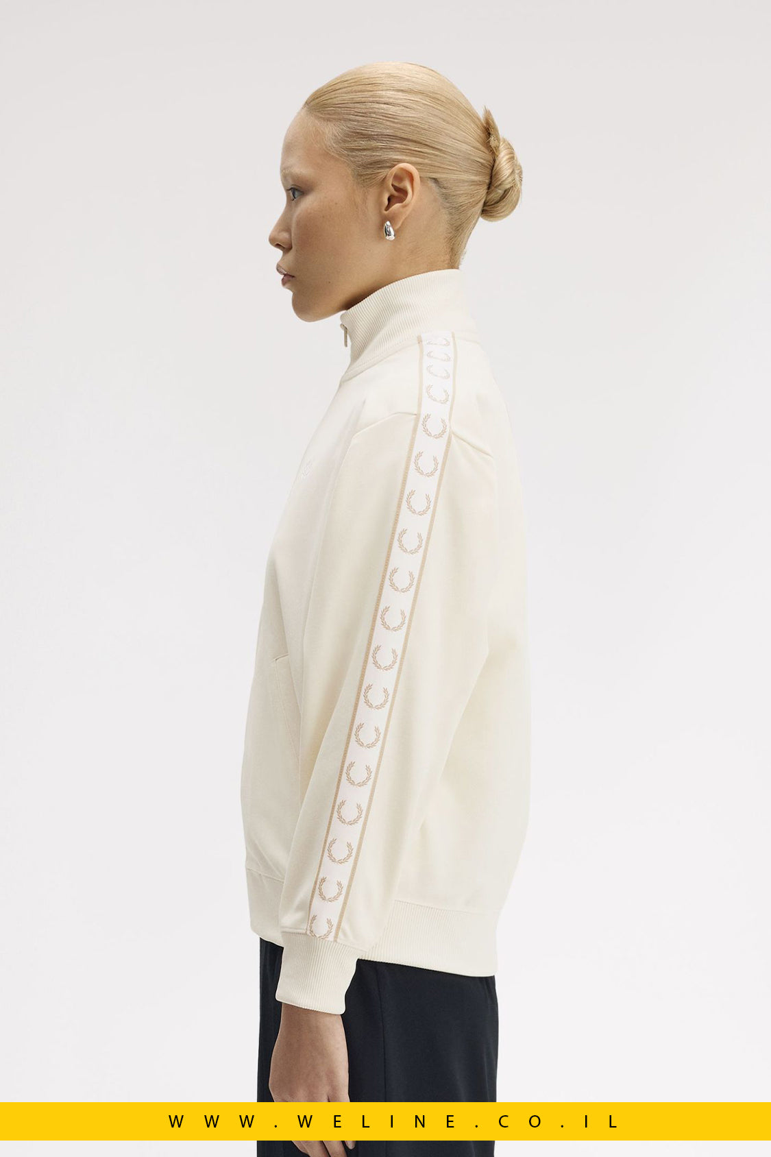 ג׳קט טרנינג עם פסי מיתוג – Fred Perry Taped Track Jacket (צבע אקרו / Ecru)