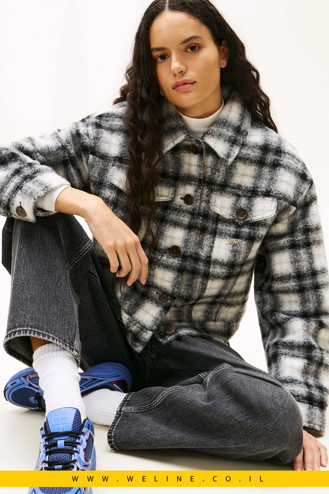 ג׳קט טרקר לנשים Tommy Jeans מצמר משולב שחור לבן עם לוגו – משבצות שחור