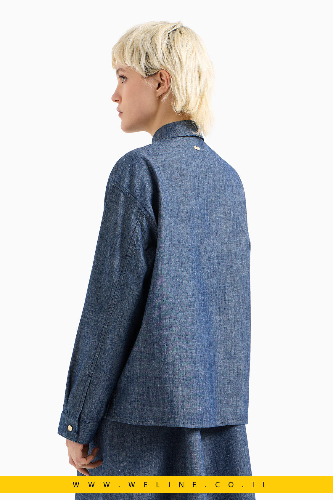 חולצת שמברי כותנה כחולה בגזרה משוחררת מבית EA7 Emporio Armani