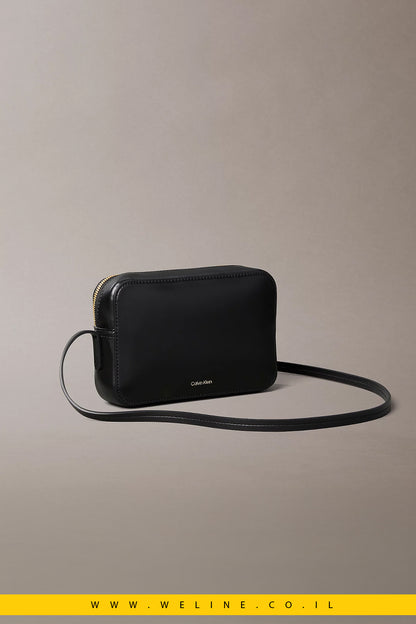 תיק CK מצלמה לנשים עם לוגו מונוגרם – שחור