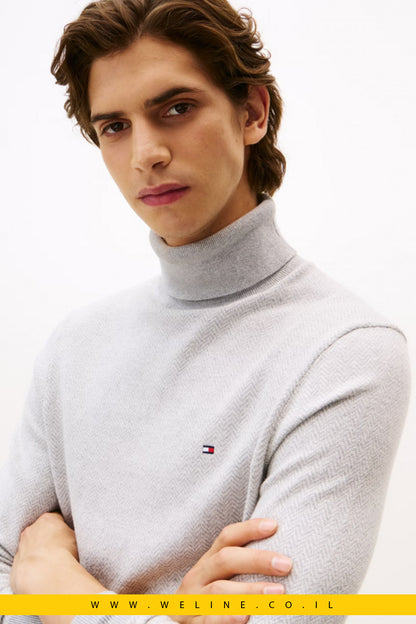 Tommy Hilfiger Pima Cotton Cashmere Herringbone Roll Neck Jumper – סוודר גולף לגברים דוגמת הרינגבון בצבע אפור בהיר
