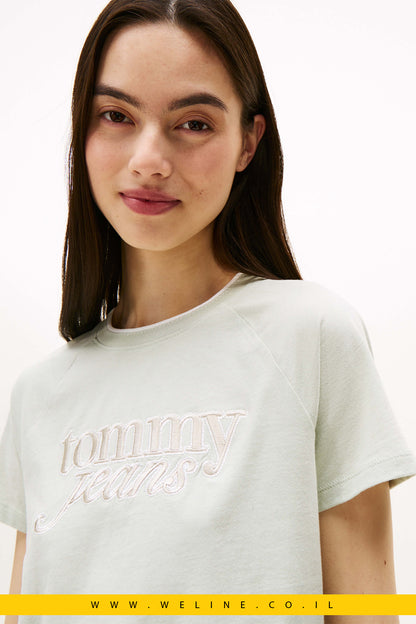 חולצת טי לנשים עם לוגו רקום בסגנון Script – Tommy Jeans