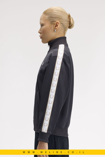 ג׳קט טרנינג עם פסי לוגו – Fred Perry Taped Track Jacket (אפור Anchor Grey)